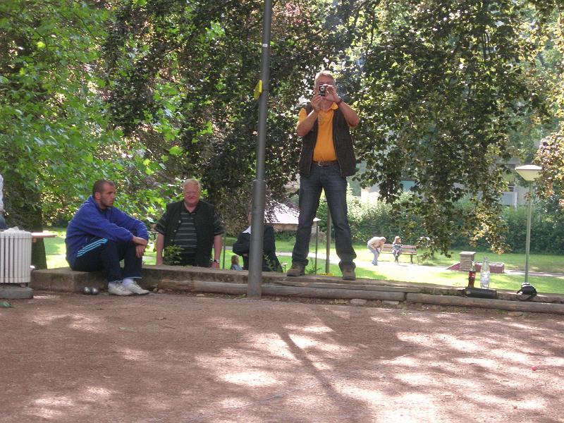 2009-06-Oranienpark 041.jpg - Reinhard muss alles im Bild festhalten